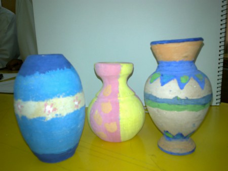 زخرفة على الفخار للطالبات / اسيل الميمني - آلاء الرزيقي - رسل رجب - صف 7 ب